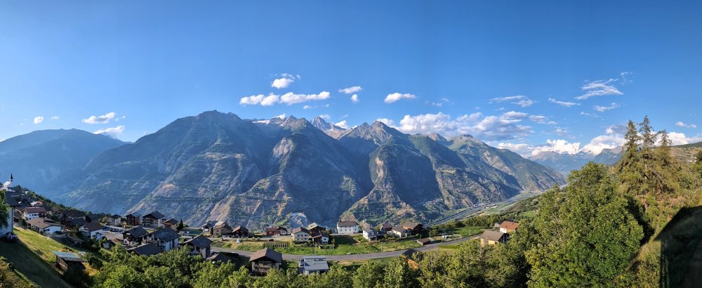 Bergpanorama und Talblick