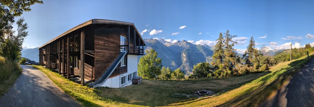 Außenansicht mit Bergkulisse