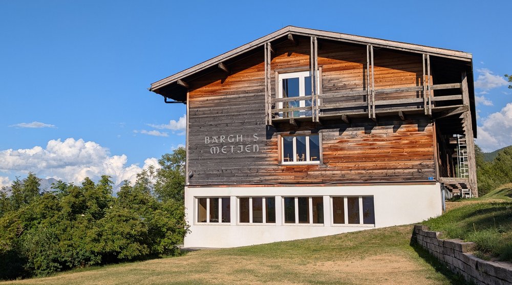 Bergunterkunft mit Blick auf die Walliser Alpen