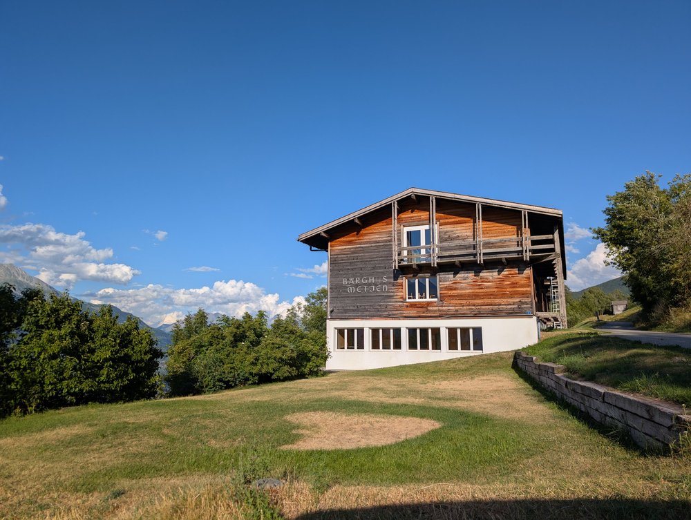 Gebäude mit Wiese
