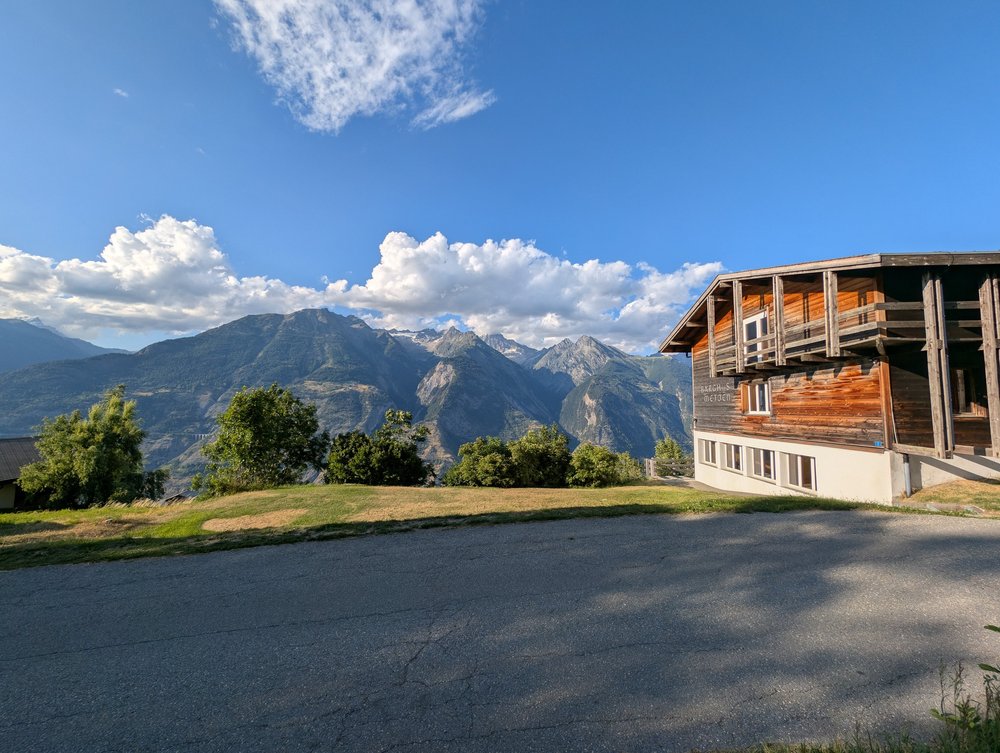 Gebäude mit Bergblick