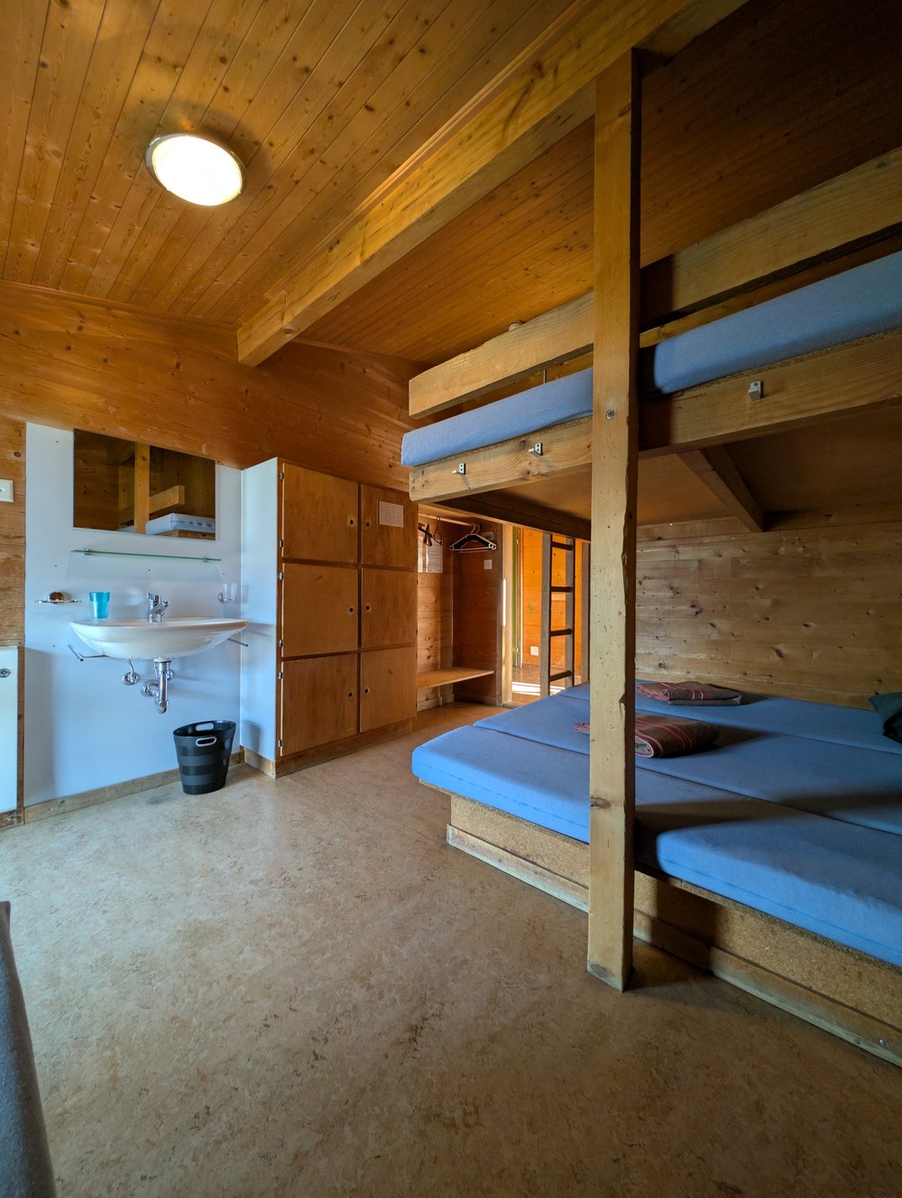 Mehrbettzimmer mit Etagenbetten